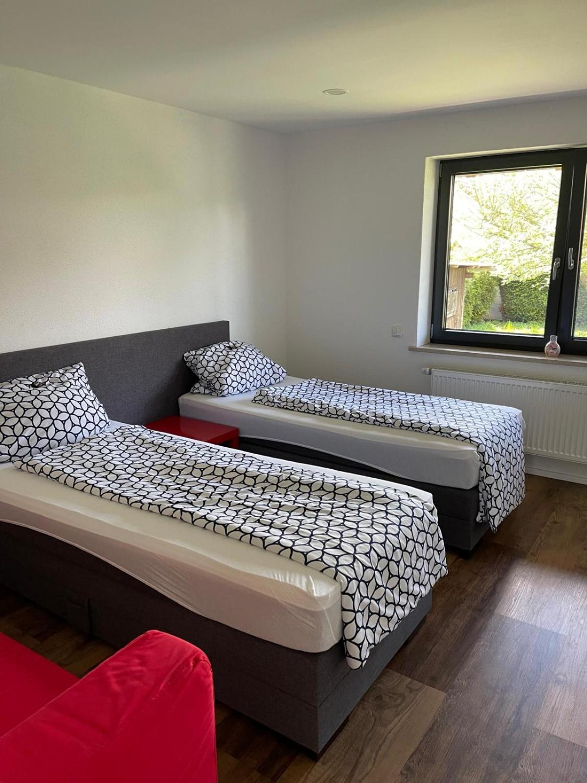 Bungalow In Ruhiger Siedlung Mit Stellplatz Landshut Eksteriør bilde